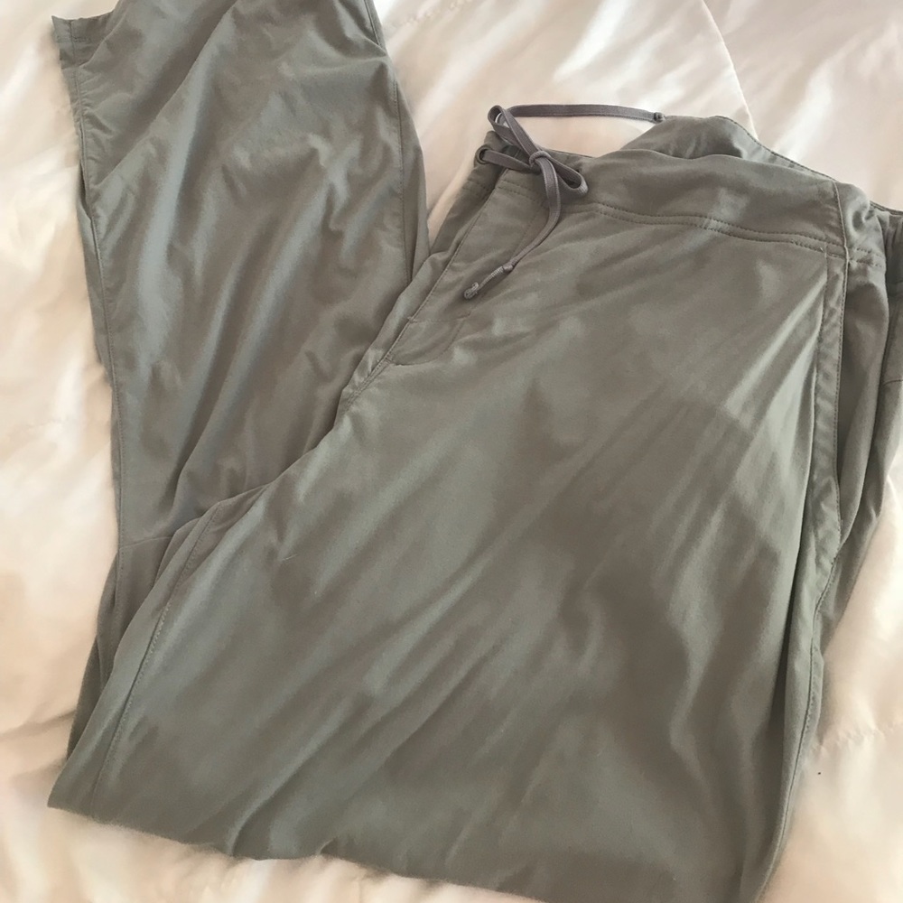 Columbia Omni shield hiking pants EUC.